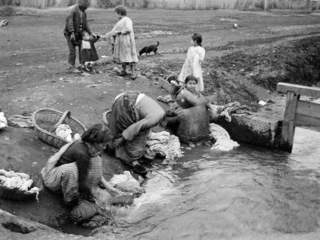 Grupo de lavanderas a orillas de un río. Chillán, 1920