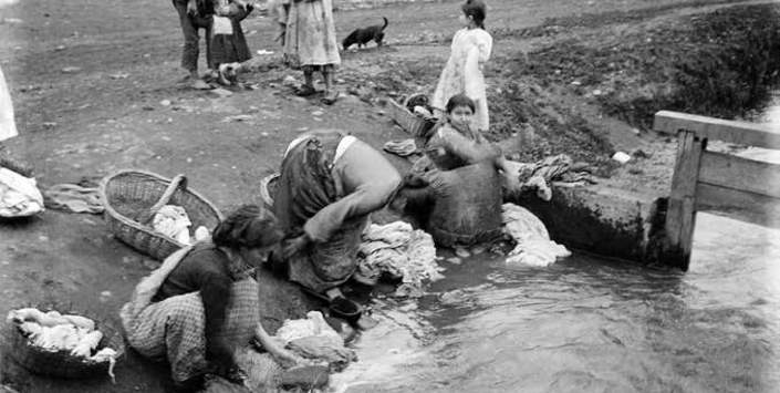 Grupo de lavanderas a orillas de un río. Chillán, 1920