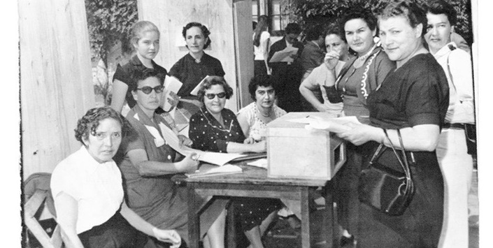 Mesa de votación de mujeres en el Estadio Nacional, Santiago, 1952. AMG, Grupo Fondos Donaciones, caja 20.