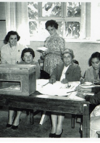 Mesa de votación de mujeres en La Serena, año 1952. AMG, Fondo Olga Poblete, caja 4.