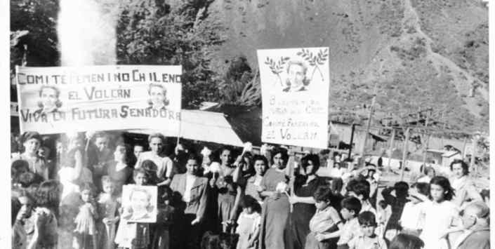 Fotografía de concentración de mujeres en apoyo a María de la Cruz. AMG, Grupo Fondos Donaciones, caja 16.