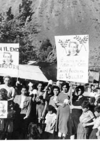 Fotografía de concentración de mujeres en apoyo a María de la Cruz. AMG, Grupo Fondos Donaciones, caja 16.