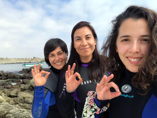 Equipo a cargo del Proyecto FAIP (de izquierda a derecha): Dra Angie Díaz Lorca (UdeC), Andrea Martínez (Jefa AZI) y Catalina Merino (Administradora de Colecciones AZI), durante trabajo de terrenos en Bahía Inglesa, Copiapó.
