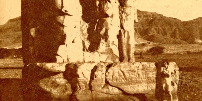 La inteligente arqueóloga ha viajado mucho. Aquí la vemos al pie de uno de los Colosos de Mennon, en Egipto (pie de foto de la entrevista original).