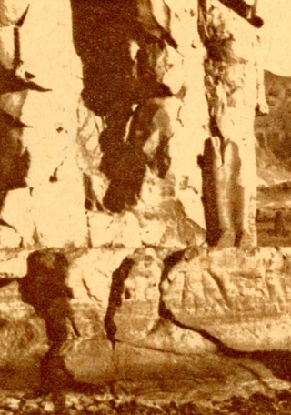 La inteligente arqueóloga ha viajado mucho. Aquí la vemos al pie de uno de los Colosos de Mennon, en Egipto (pie de foto de la entrevista original).