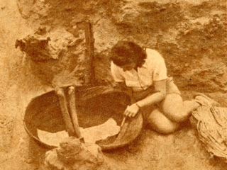 Grete Mostny aparece aquí junto a un canasto que contuviera una momia. Este recuerdo gráfico pertenece a la expedición arqueológica que llevó a cabo en Punta Pichalo, Chile (pie de foto de la entrevista original).)