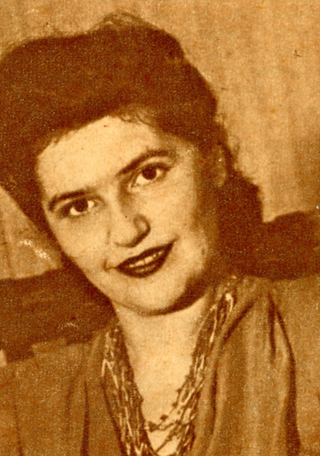 Grete Mostny en 1945. En esta fotografía la doctora Grete Mostny luce un collar egipcio formado por cuentas de cristal que formaron parte de cofias de momias (pie de foto de la entrevista original).