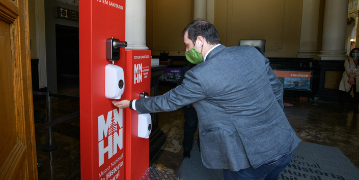 El director del SNPC, Carlos Maillet, probando los tótems instalados en la entrada del MNHN.