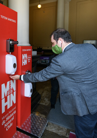 El director del SNPC, Carlos Maillet, probando los tótems instalados en la entrada del MNHN.