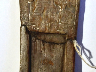 Figura 2: Tableta estilo Tiwanaku, San Pedro de Atacama, colección MNHN
