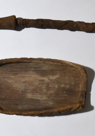 Figura 1: Tableta y tubo para inhalar, ambos de madera, Guatacondo, colección MNHN